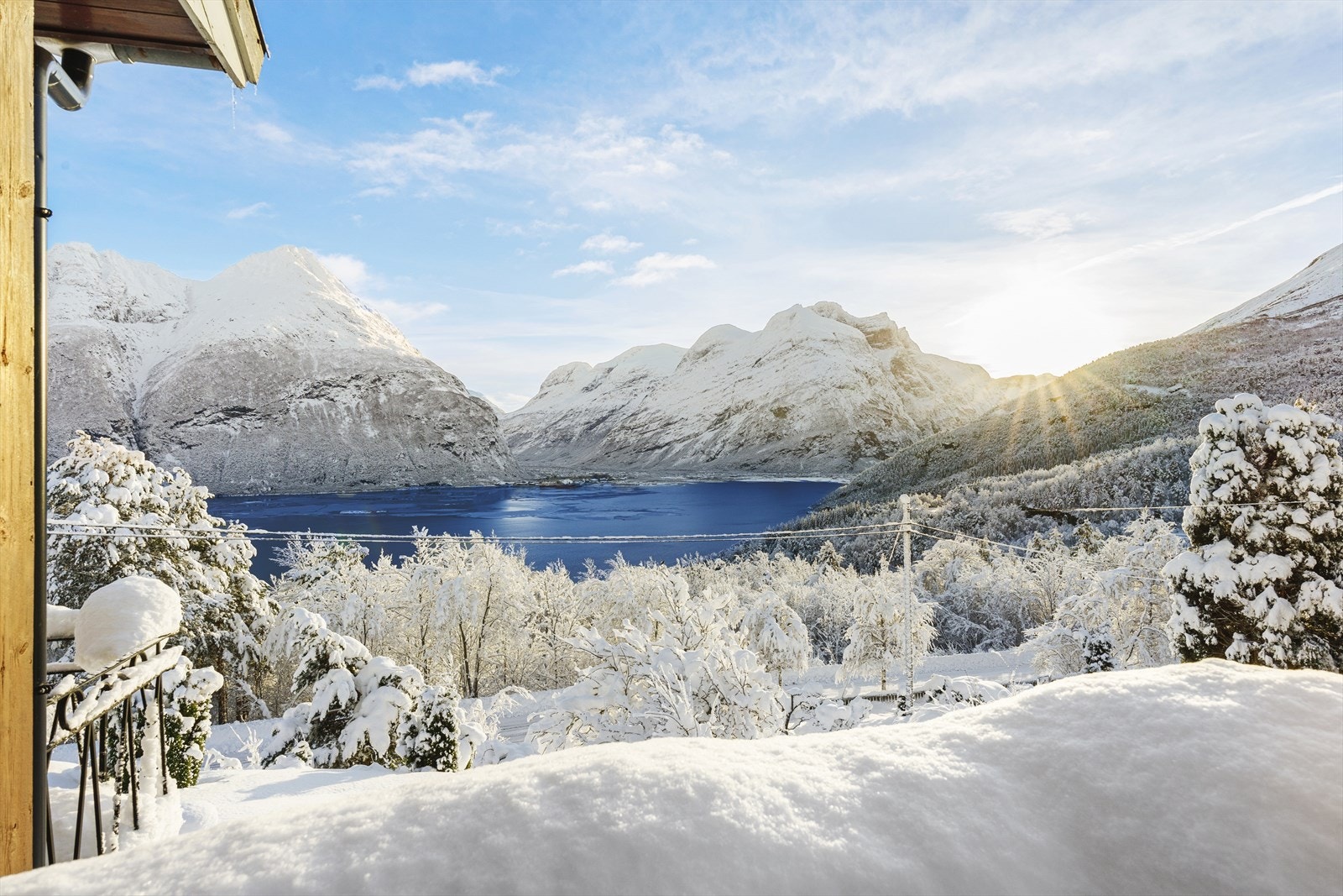 Utsikten fra verandaen. Her kan man nyte ettermiddagssolen og se på båttrafikken i fjorden. Galleribilde
