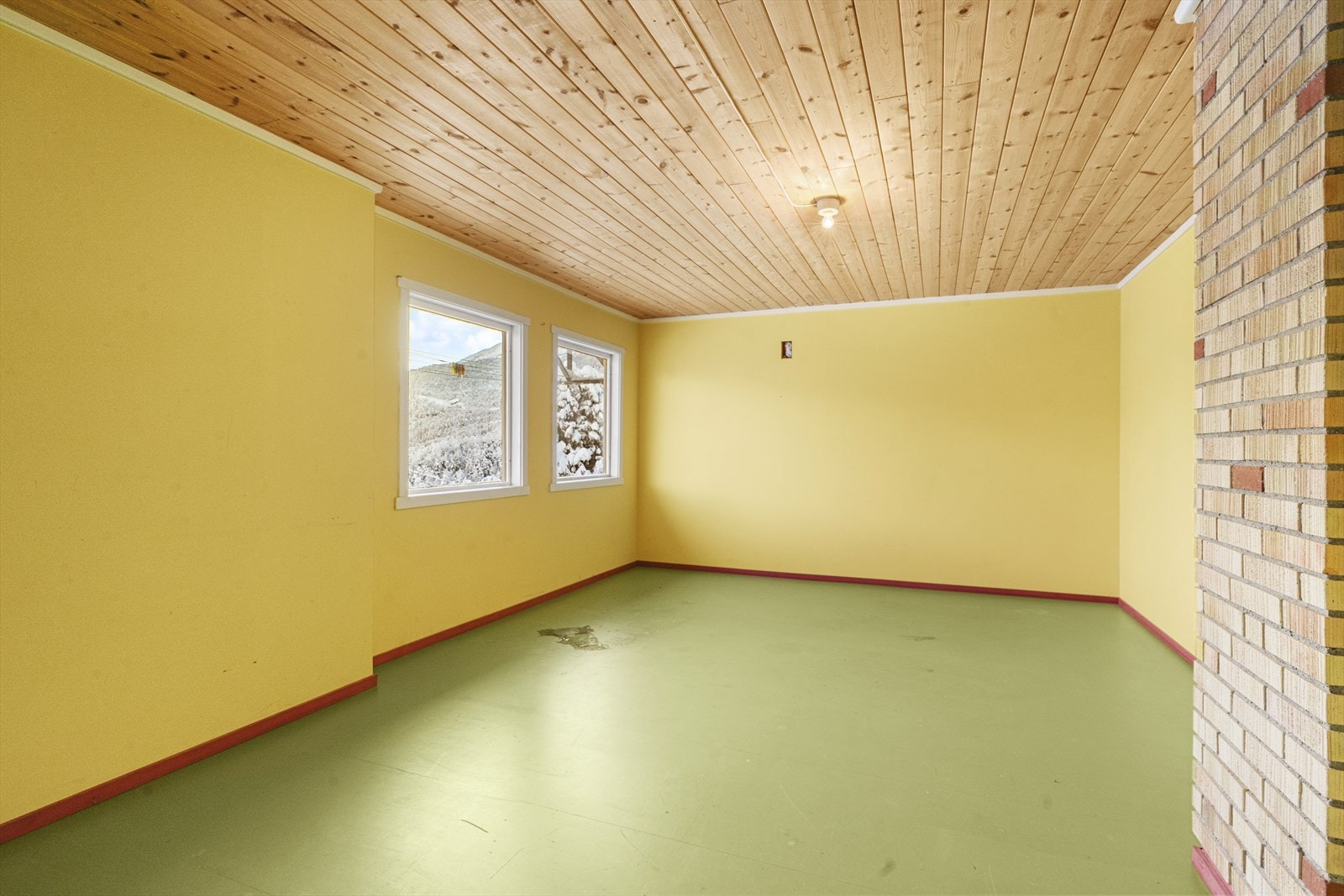 Peisestue/ disponibelt rom i underetasjen. Galleribilde