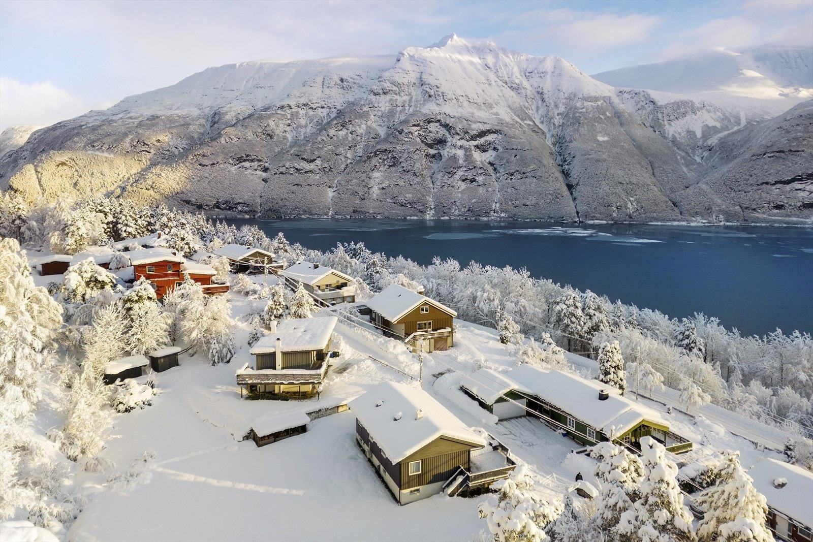 Boligen har unik utsikt mot Tingvollfjorden, Oppdølsstranda og fjella bak. Galleribilde