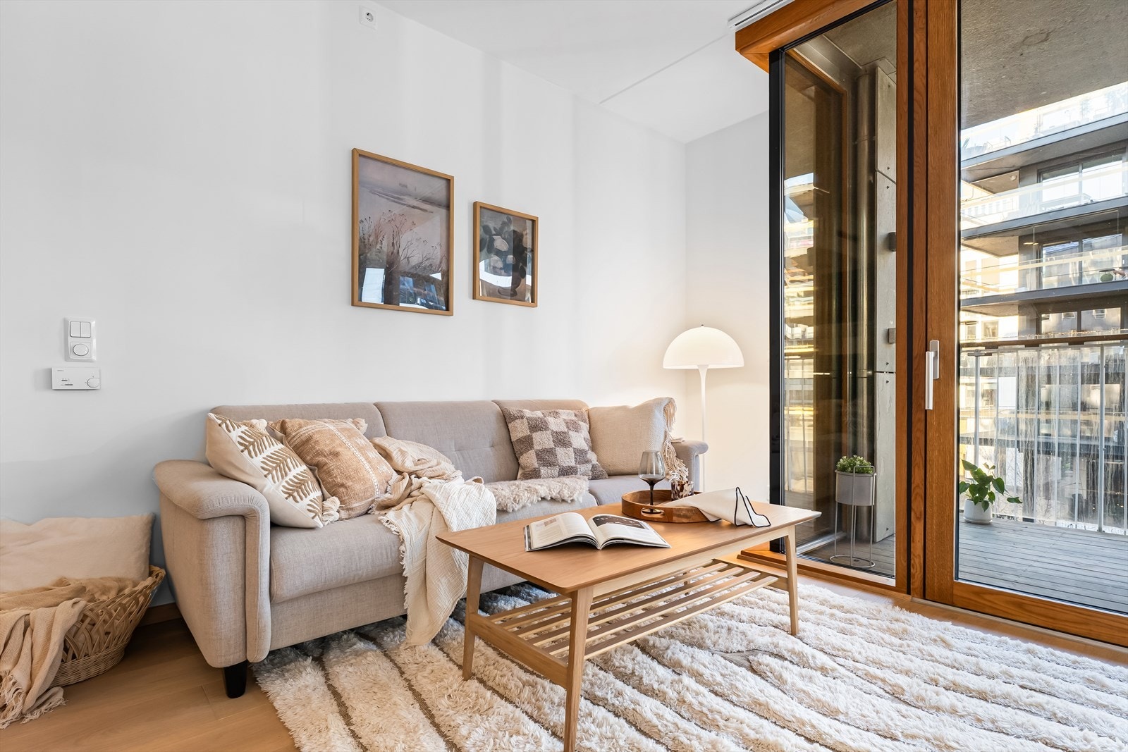 Rikelig med naturlig dagslys fra store vindusflater. Galleribilde