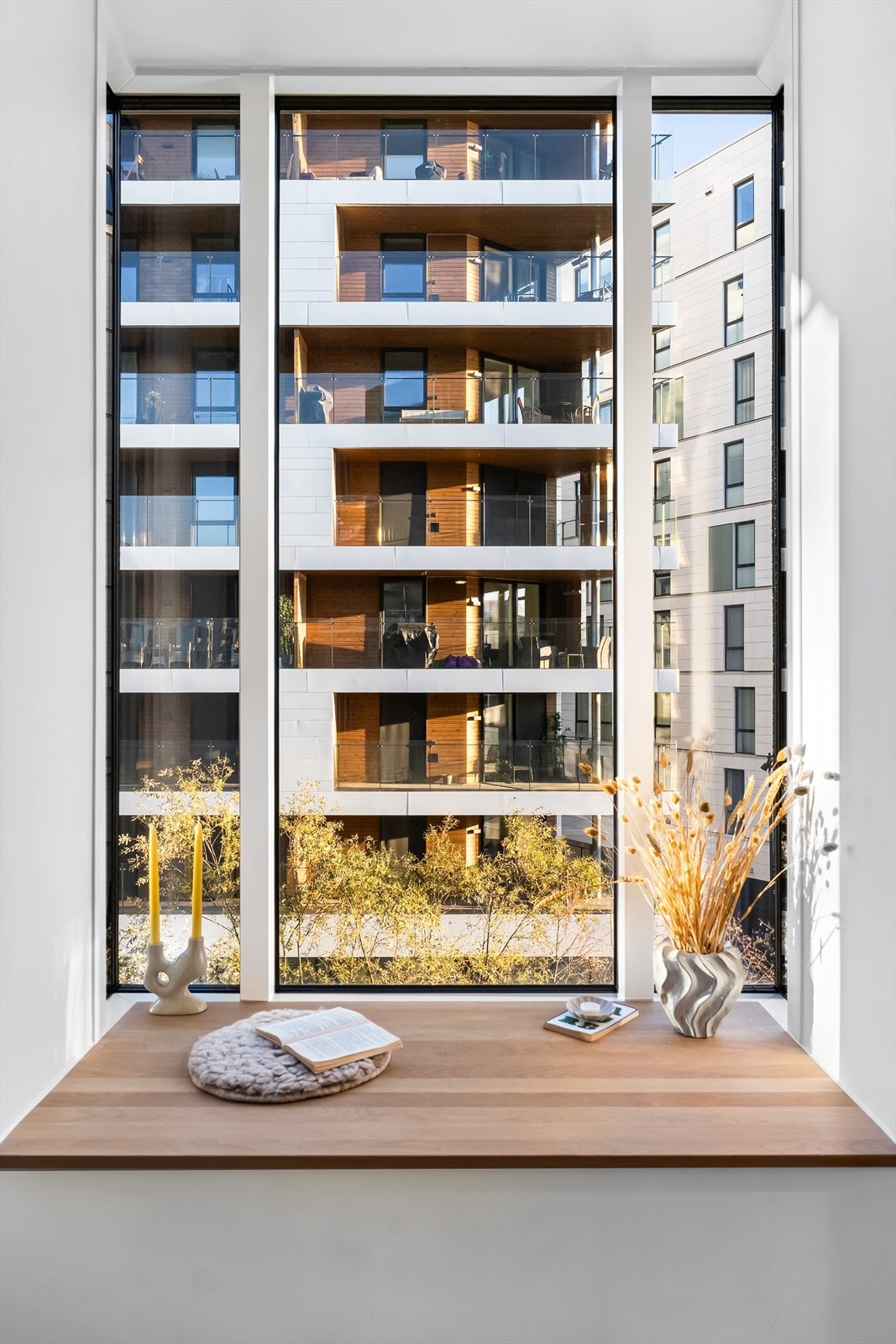 Fine dype karmer/vinduskarnapp hvor man kan sitte og følge med på livet på utsiden eller lese en bok Galleribilde