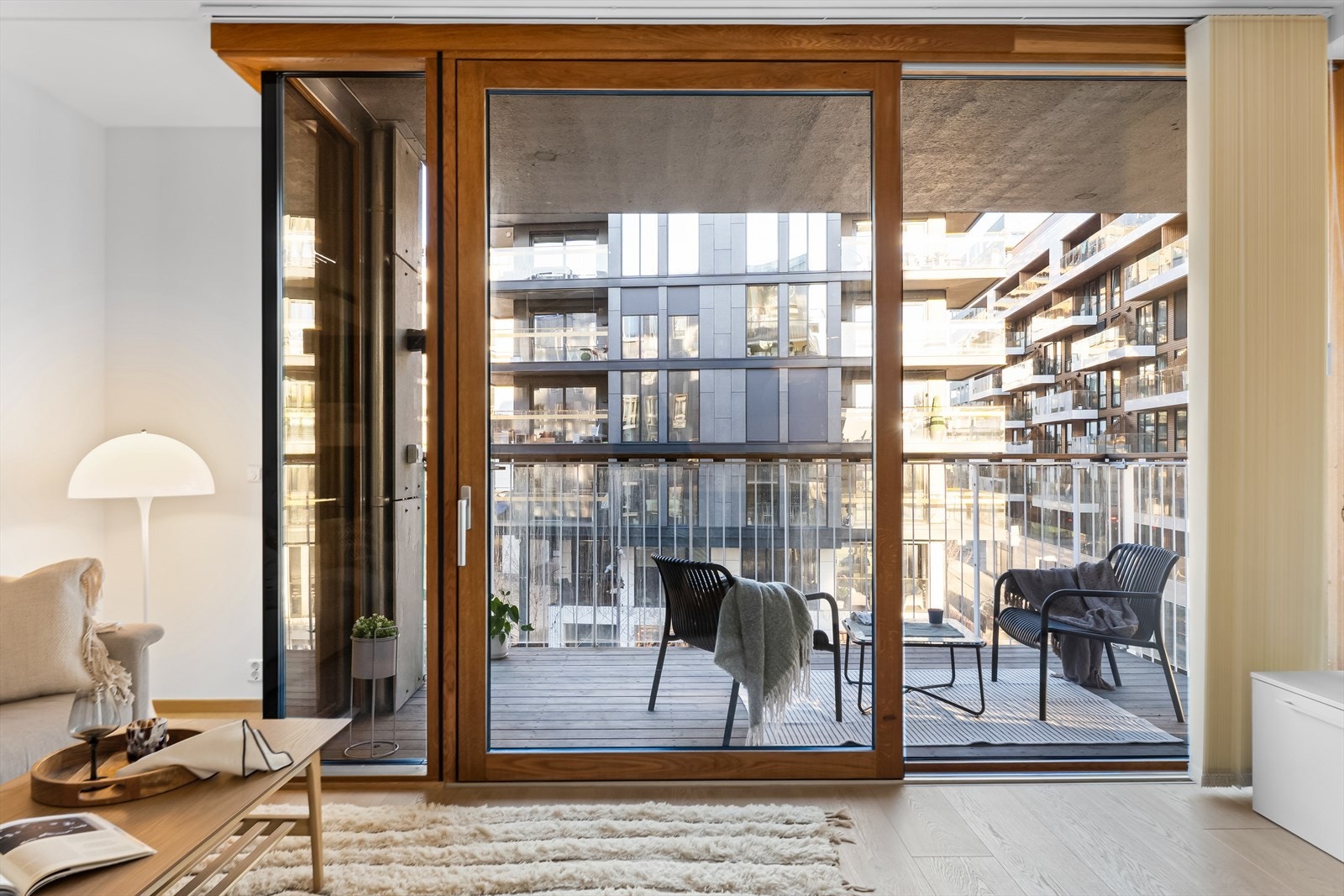 Fra stuen har du direkte utgang til en stor og solrik balkong på 9 kvm. Galleribilde