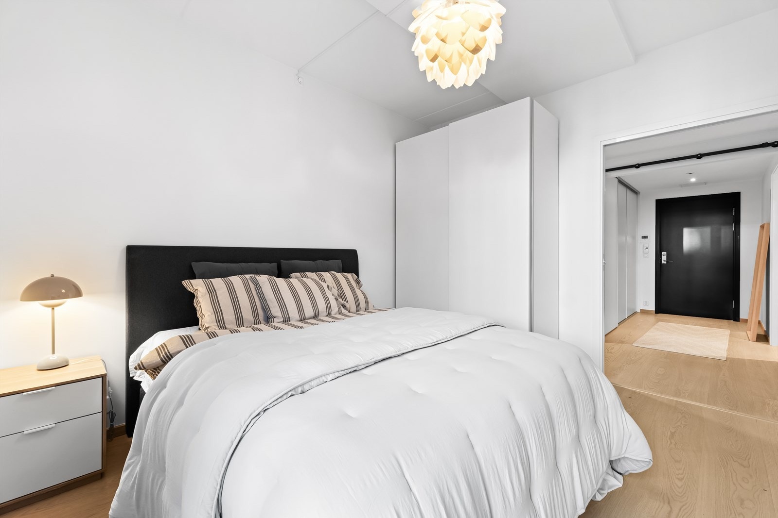 Oppvarming via viftekonvektor tilknyttet fjernvarmeanlegg sørger for en jevn og komfortabel temperatur året rundt. Galleribilde