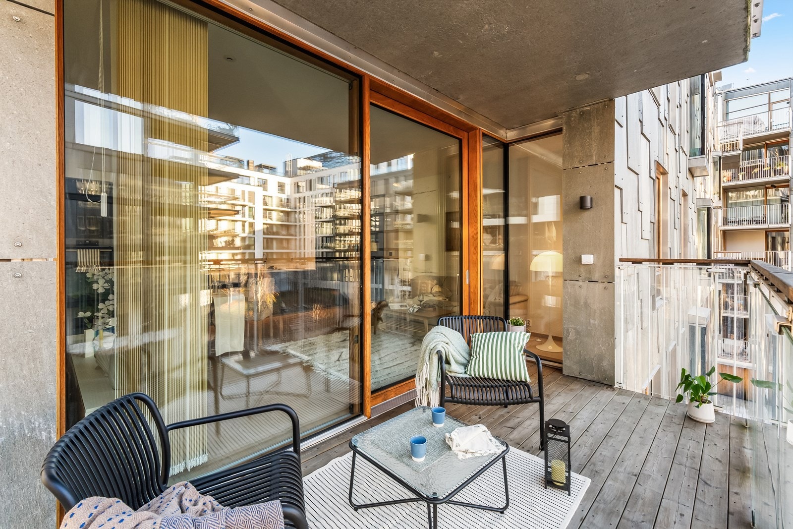 Her er det god plass til loungegruppe, utemøbler, grill m.m. Galleribilde