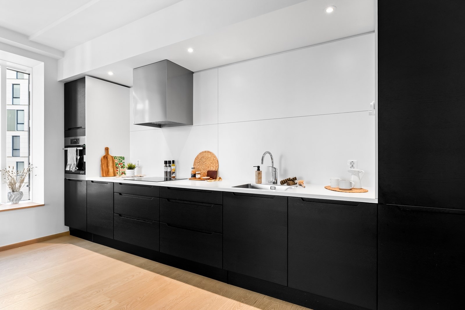 Her er alle hvitevarer integrert, inkludert kjøl/frys, oppvaskmaskin, ovn og induksjonstopp. Galleribilde