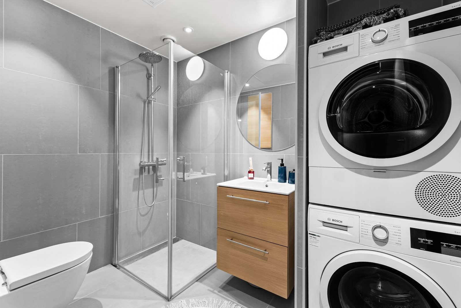 Stilrent og delikat, flislagt bad med varmekabler i gulv. Galleribilde