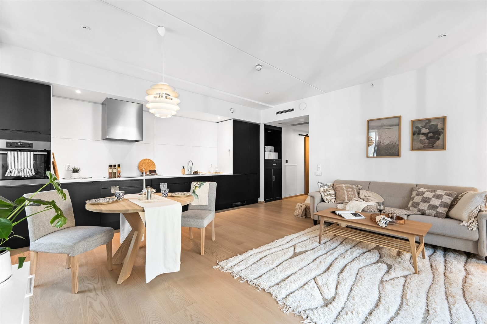 Leiligheten har et åpent, lyst og luftig oppholdsrom med god plass til stor sofagruppe, spisestue m.m. Galleribilde