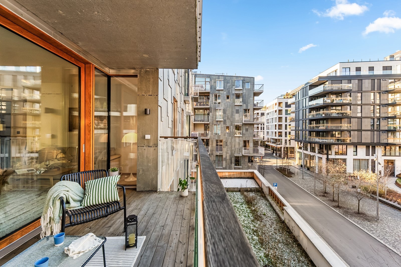 Et nydelig uteområde som forlenger oppholdsrommet og byr på flott utsikt mot nabolaget i Vannkunsten. Galleribilde