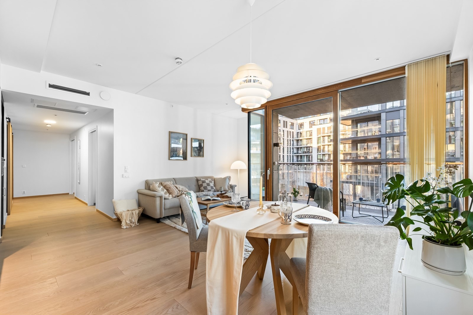 Fin og eksklusiv enstavs eikeparkett og vinduer fra gulv til tak gir boligen et eksklusivt og luftig preg Galleribilde