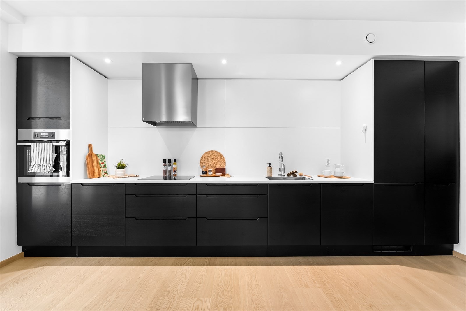 Flott og moderne kjøkken fra HTH med fullintegrerte hvitevarer Galleribilde