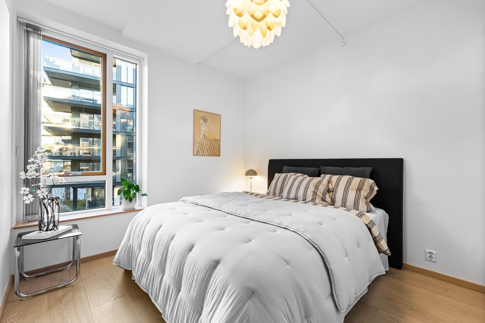 Hovedsoverommet er romslig, med plass til dobbeltseng, nattbord og en stor garderobeløsning. Galleribilde