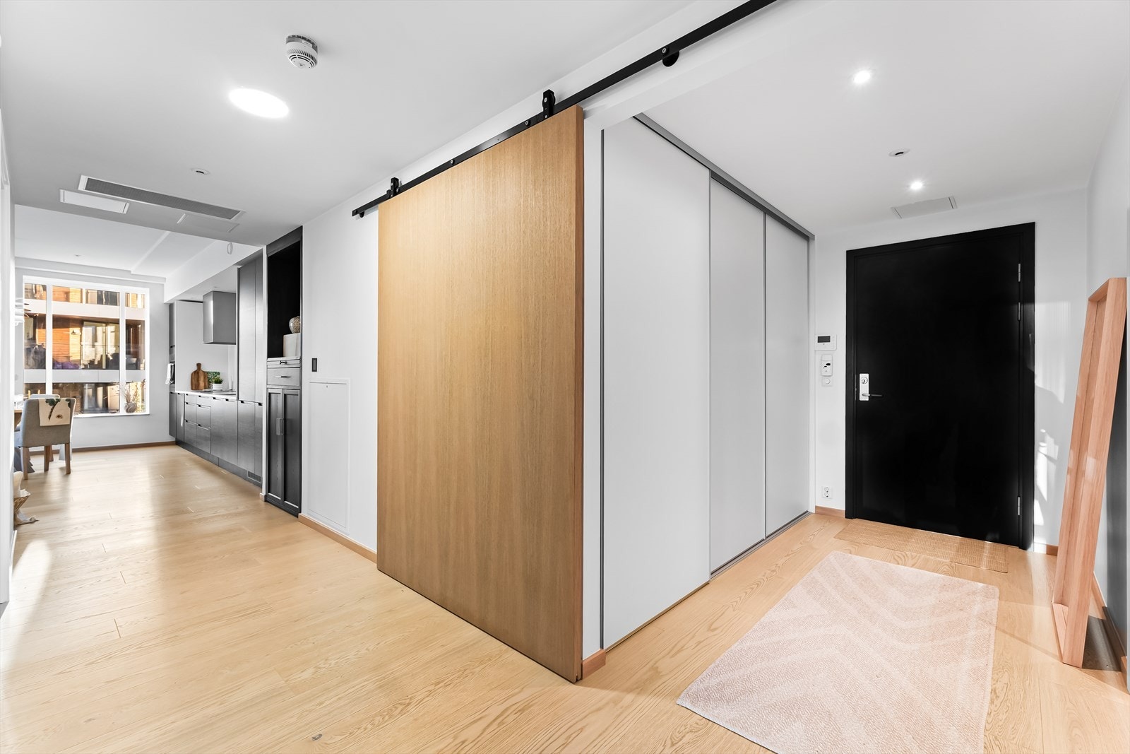 Innbydende og praktisk entré med stor skyvedørsgarderobe og rikelig med skapplass Galleribilde