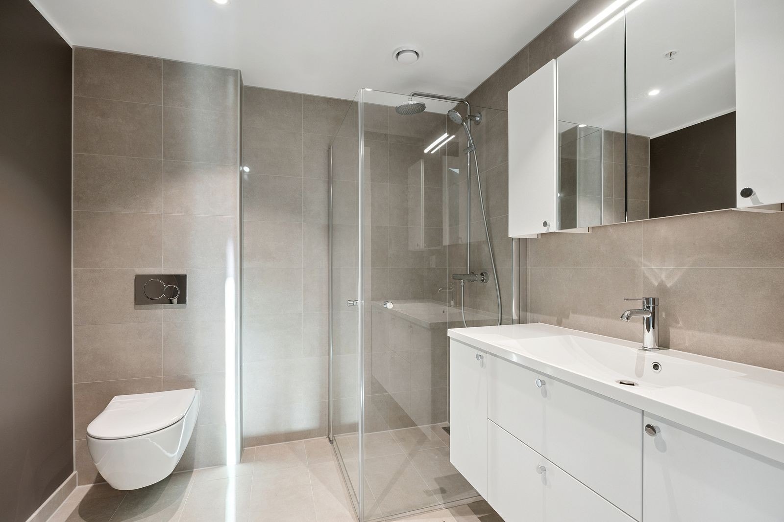 Bad med servant, vegghengt wc og dusjnisje. Galleribilde