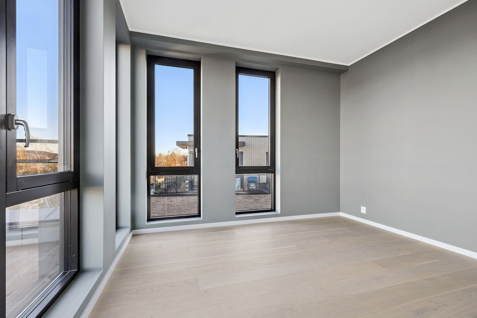 Romslig soverom med garderobeløsning. Galleribilde