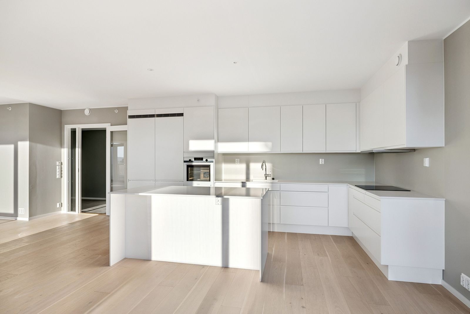 Kjøkken med medfølgende, integrerte hvitevarer. Galleribilde