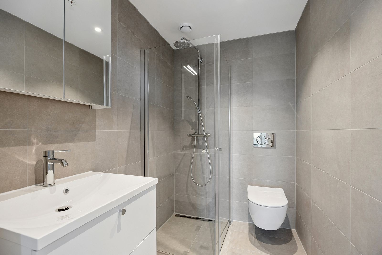 1 av leilighetens 2 bad. Galleribilde