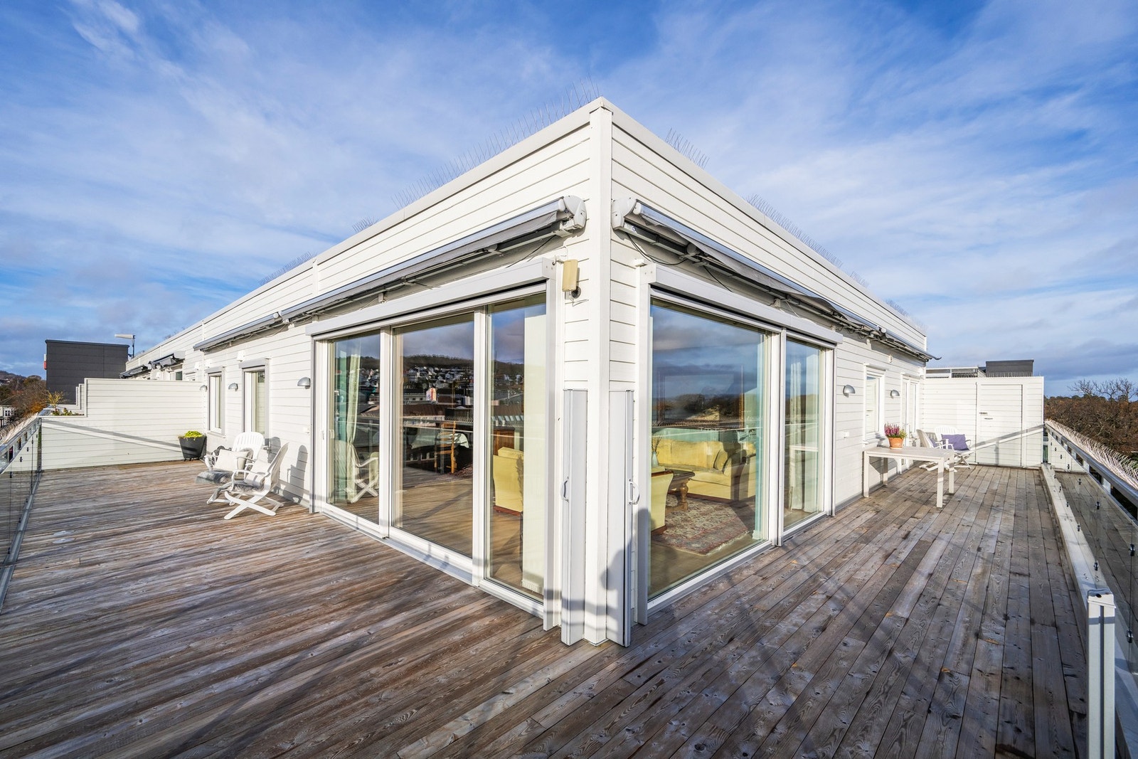 Med sol hele dagen er det kjekt med automatiske markiser og screens på vinduer Galleribilde