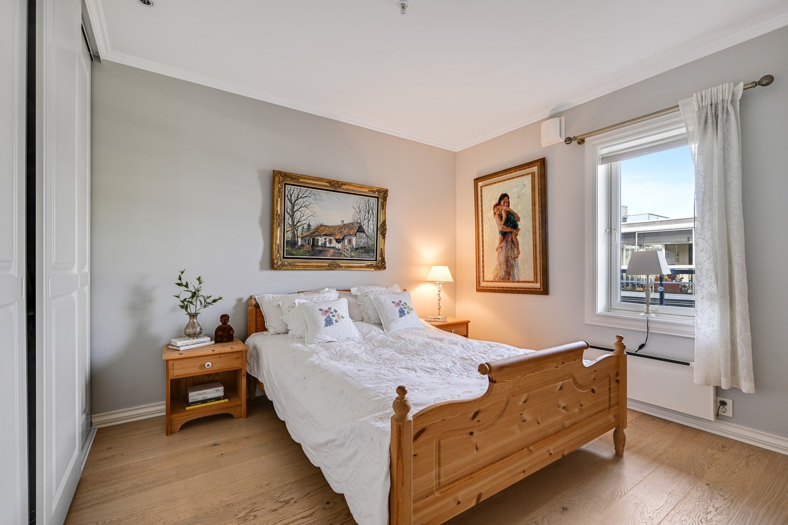 Leilighetens andre soverom er også av god størrelse og har skyvedørsgarderobe Galleribilde