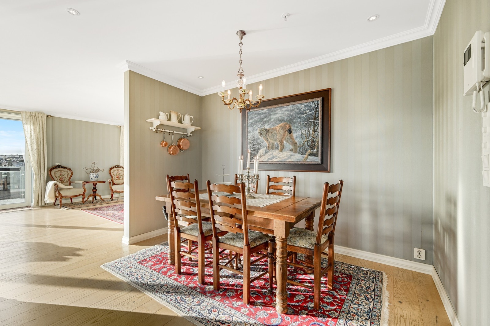 Delvis åpen løsning mellom kjøkken og stuen Galleribilde