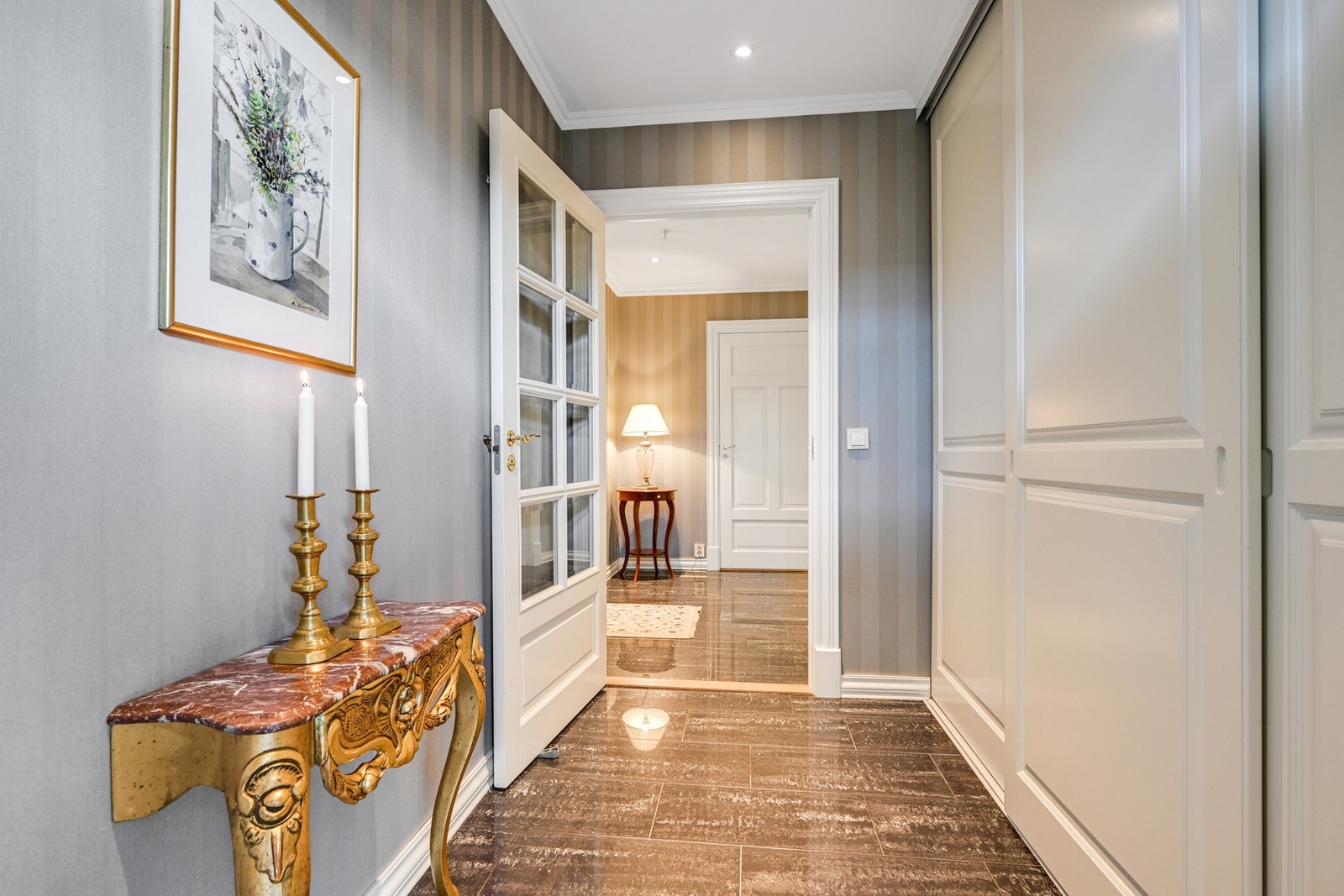 Her ser vi fra vindfanget og mot entreen - godt med skapplass også her Galleribilde