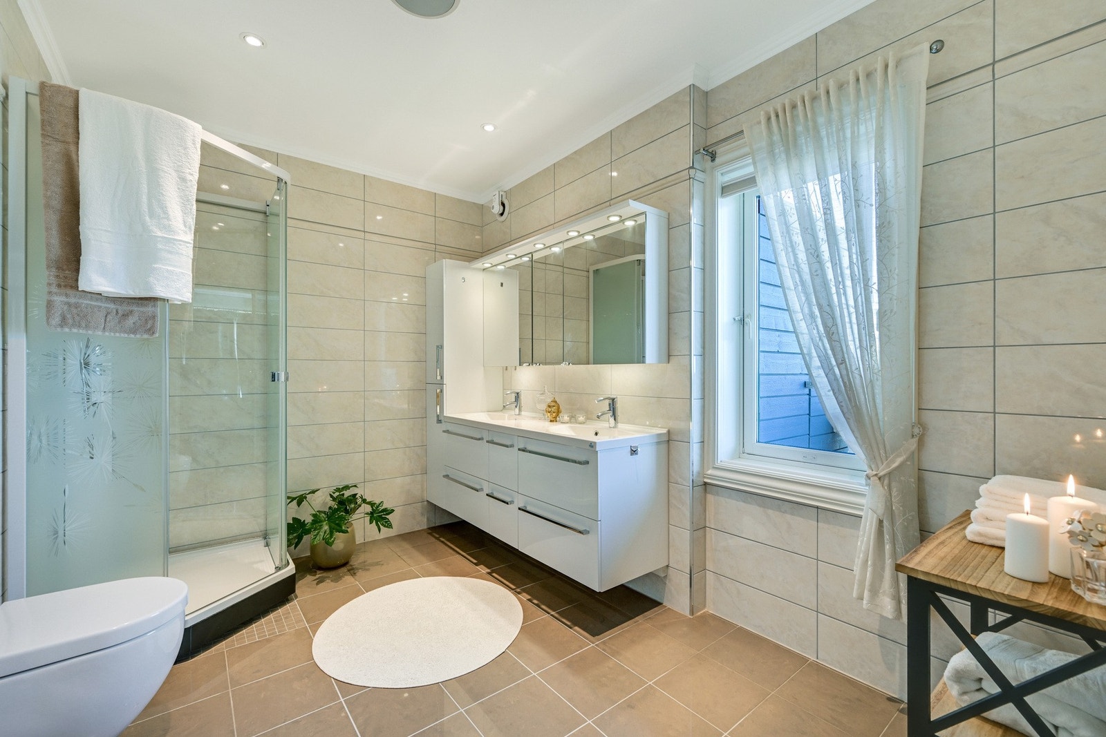 Stilrent, pent og flislagt bad med gulvvarme Galleribilde