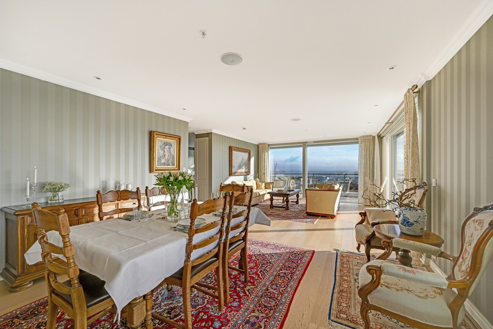 God plass til gjester og familieselskap i den store stuen Galleribilde