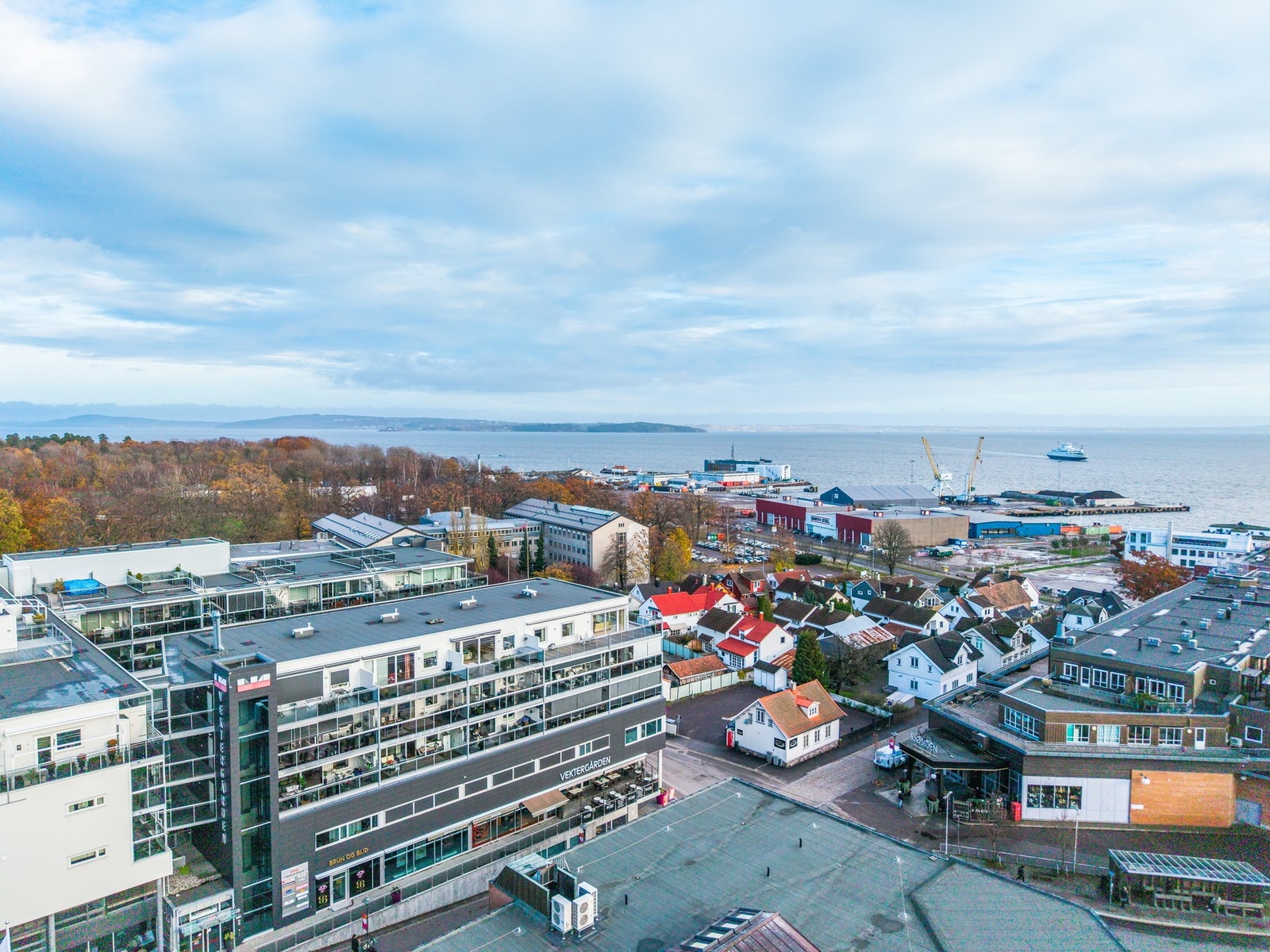 2 innendørs parkeringsplasser medfølger leiligheten og muligheter for lader Galleribilde