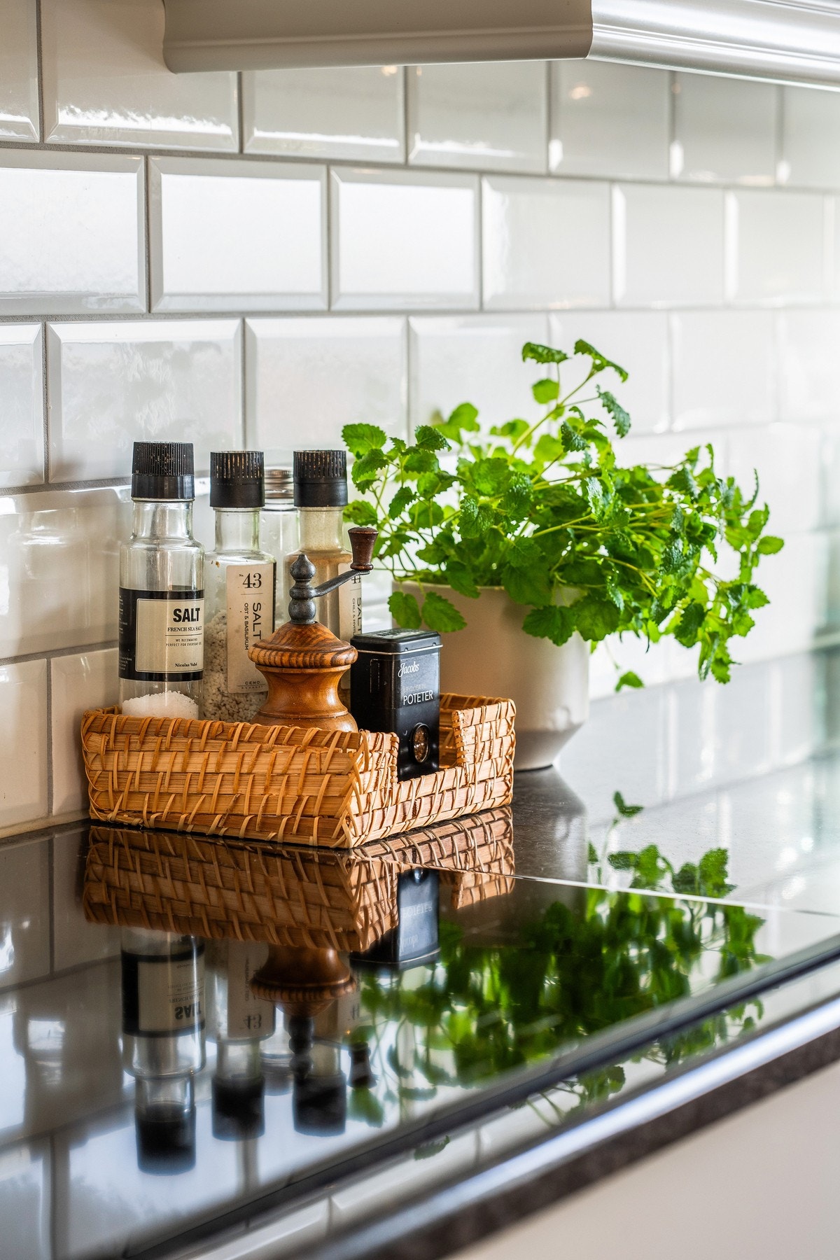 Solid benkeplate i granitt og flere krydderplanter på Spar i 1. etasje... Galleribilde