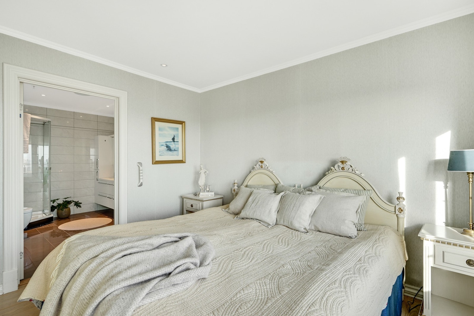 På det flotte hovedsoverommet er det både skyvedørsgarderobe og adkomst til eget bad Galleribilde