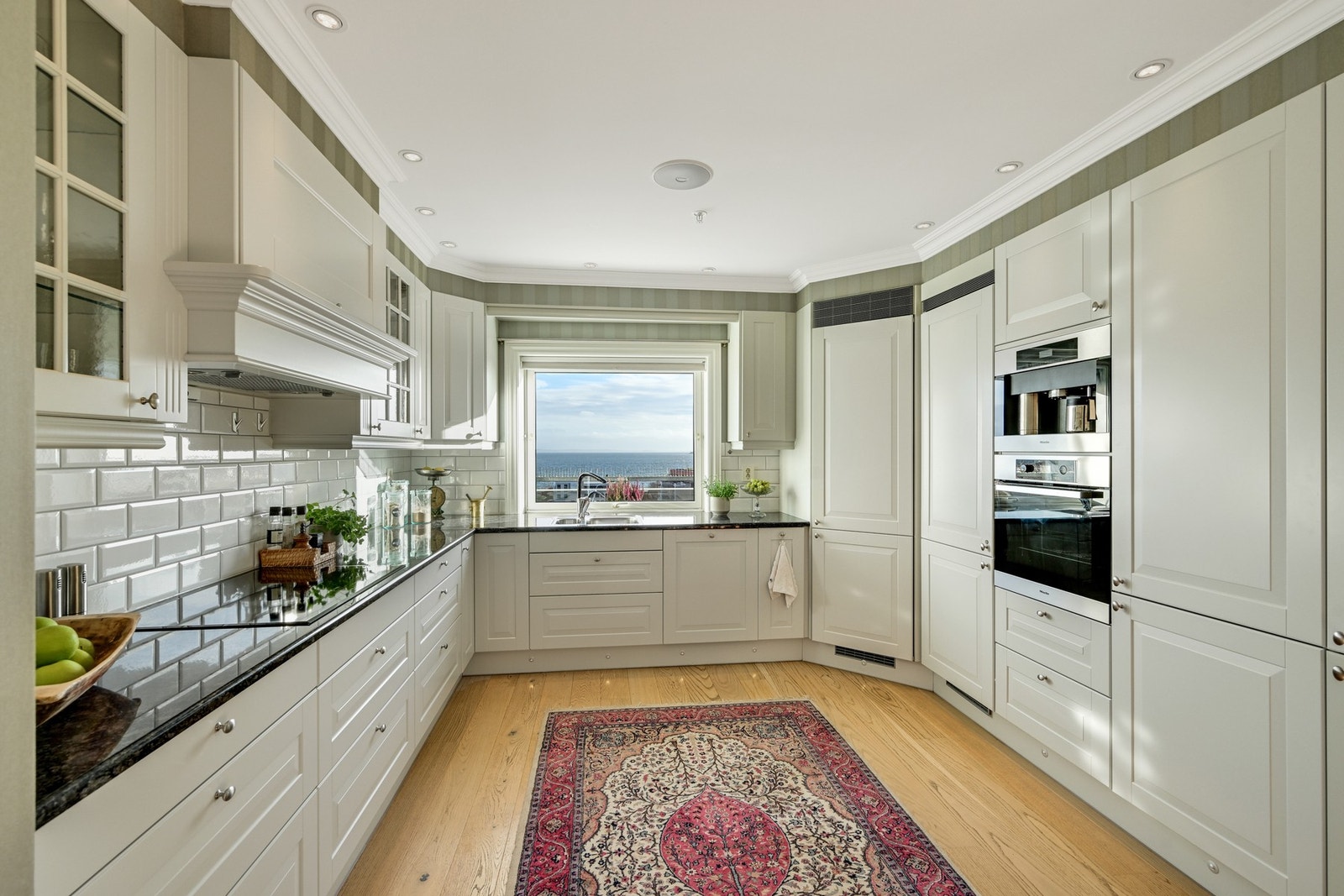 Integrerte kvalitetshvitevarer med både kjølehjørne og fryseskap - en fin detalj med LED lys i fotlistene Galleribilde