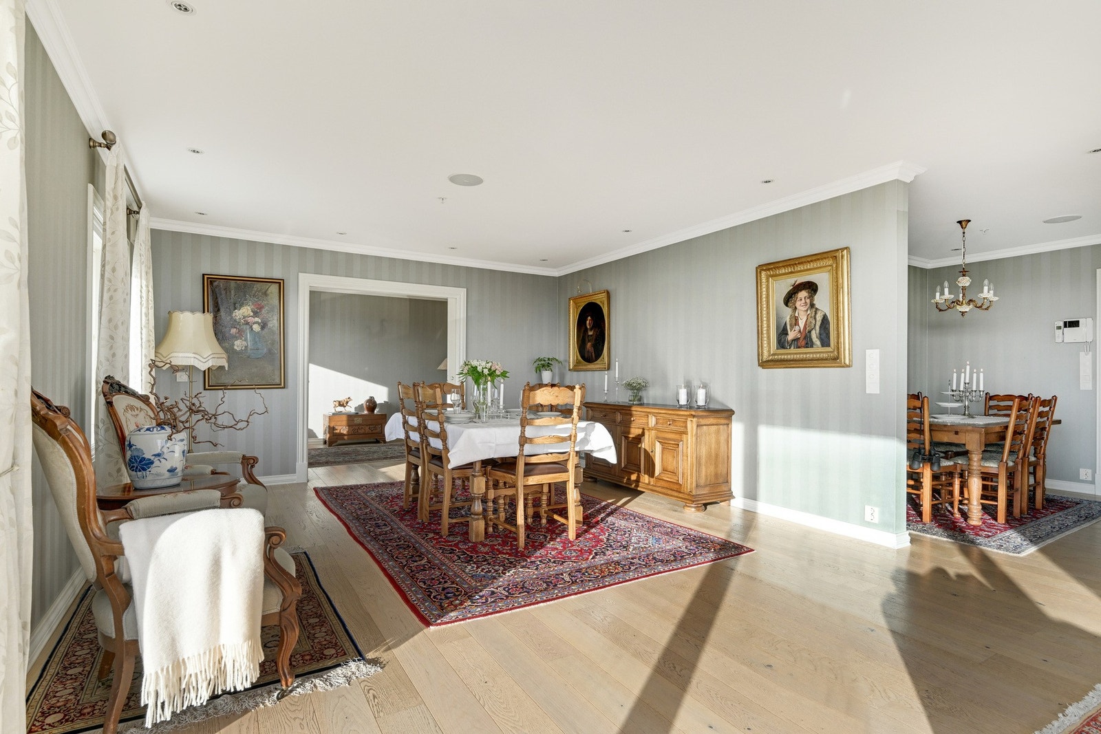 Bose høyttaleranlegget i taket i nesten alle rom Galleribilde