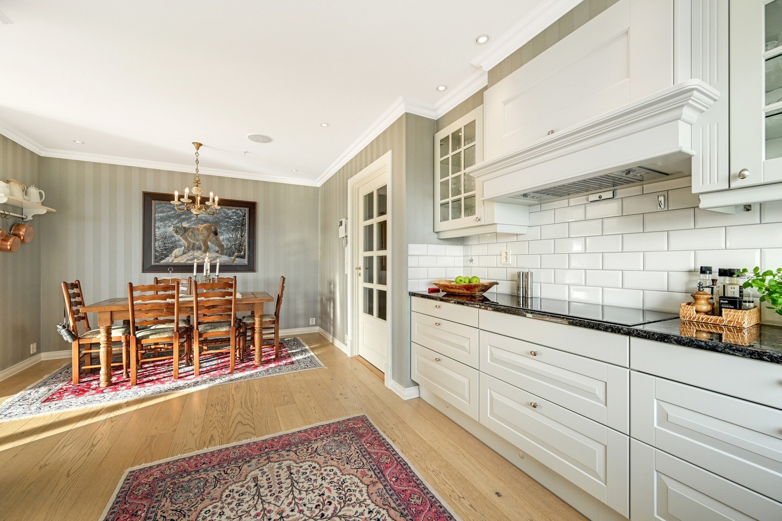 God plass til stort spisebord også på kjøkkenet - døren til høyre er ut til entreen Galleribilde