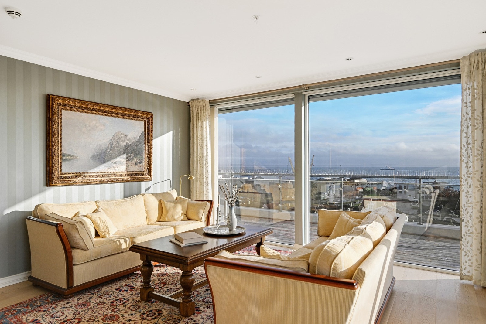 Med takhøye vinduer kommer sjøutsikten til sin rett så her det bare å investere i ny kikkert... Galleribilde