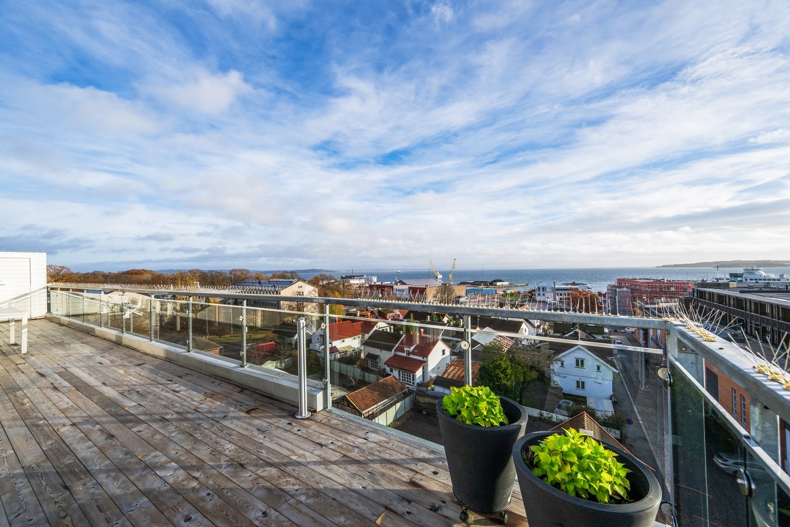 Bo usjenert midt i byen med panorama sjøutsikt Galleribilde