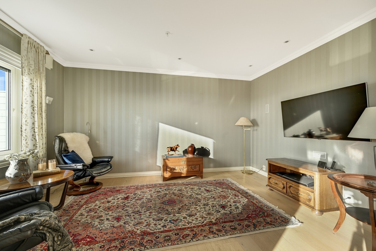 I enden av stuen er det innredet til tv-stue Galleribilde