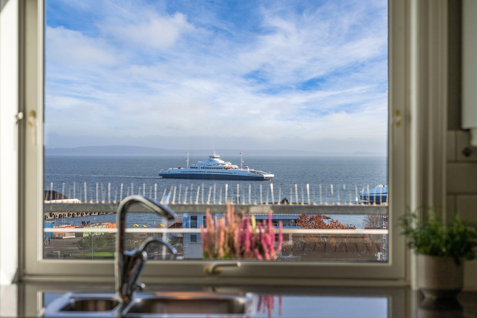 Herlig fjordutsikt fra de fleste rom - her nærmer Bastøferja seg Horten Galleribilde
