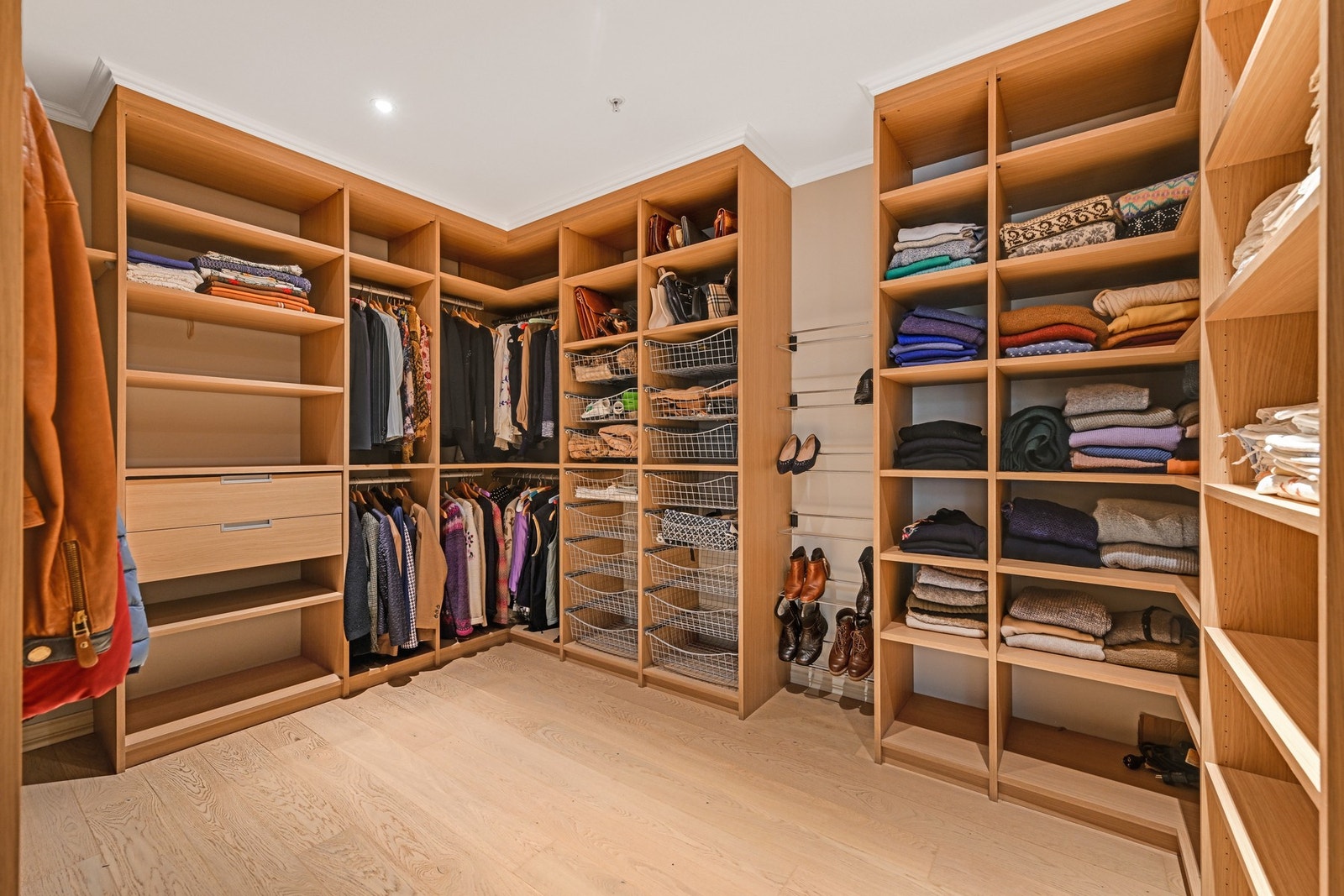 Vegg i vegg har vi det store garderoberommet Galleribilde