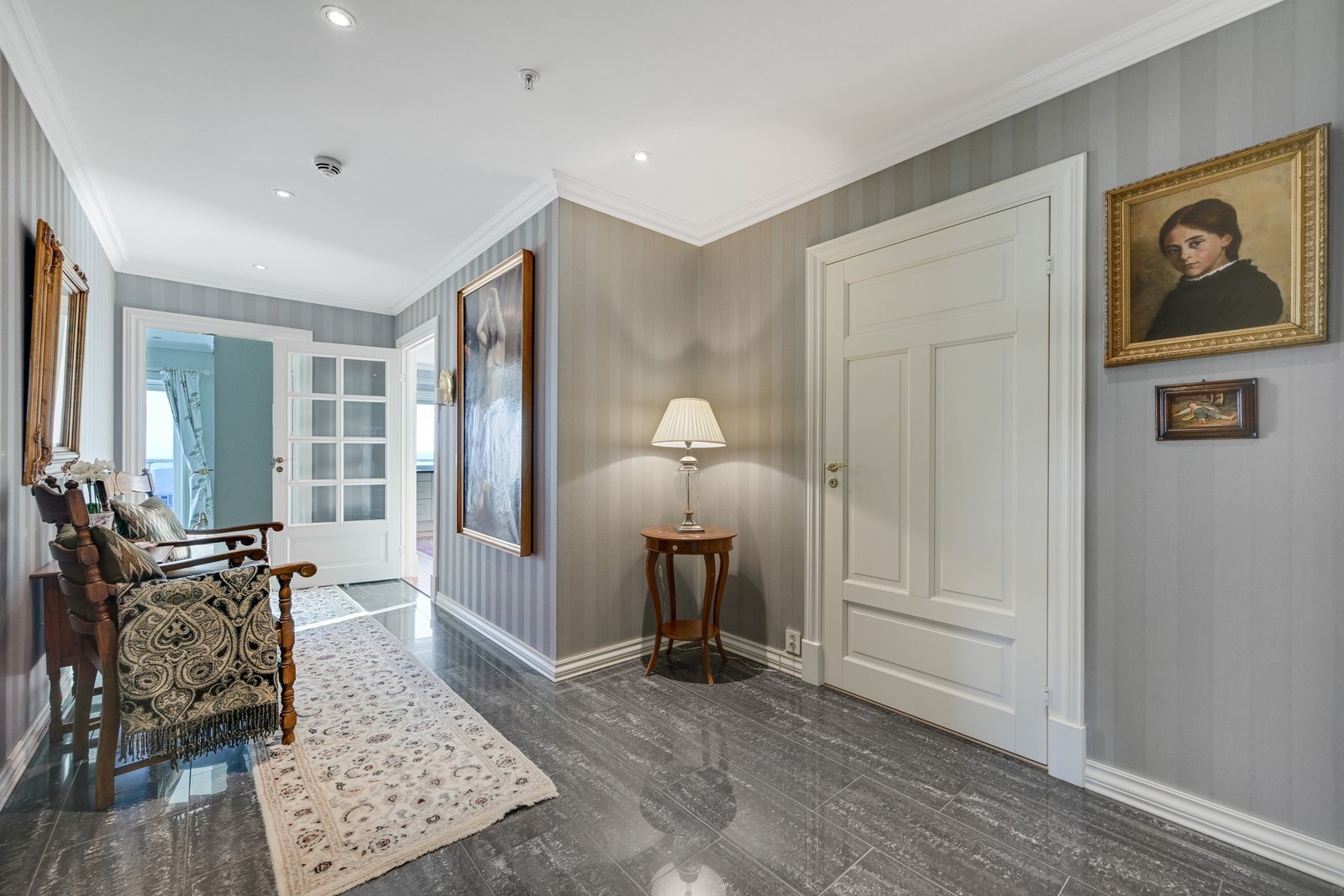 Vi fortsetter ut i entreen/gangen - den hvite døren er til leilighetens andre bad Galleribilde