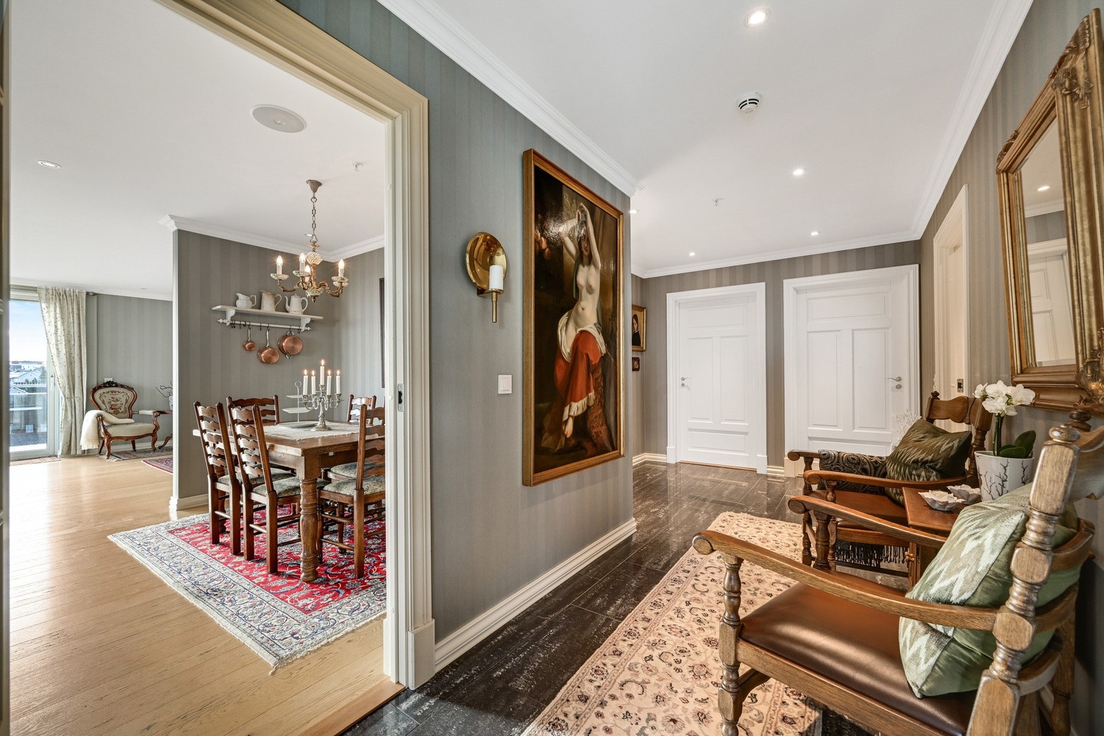 Vi fortsetter ut i entreen som har delikate kvalitets fliser Galleribilde