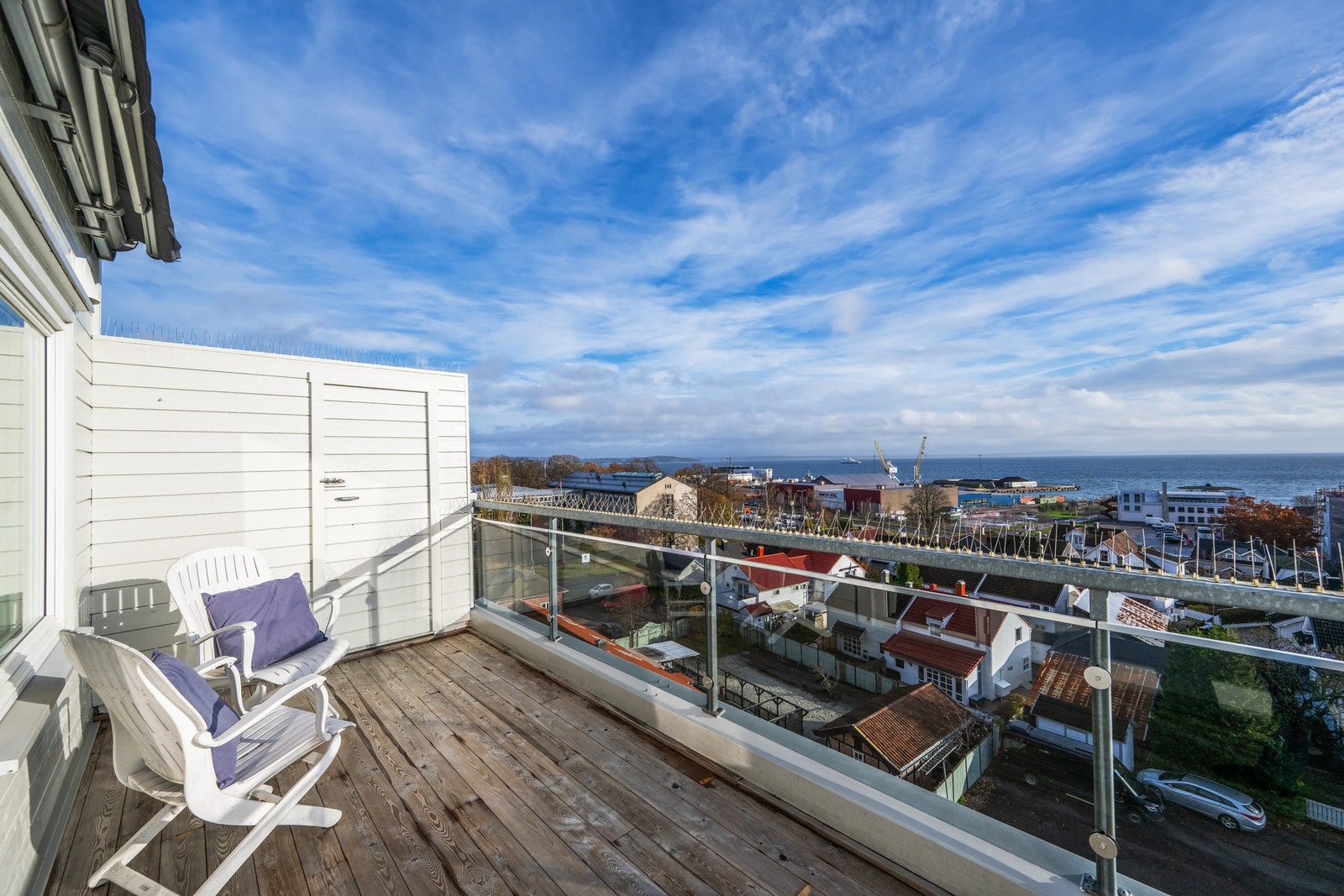 En fin plass for dagens første kaffekopp mens man sjekker om Kielferja er i rute... Galleribilde