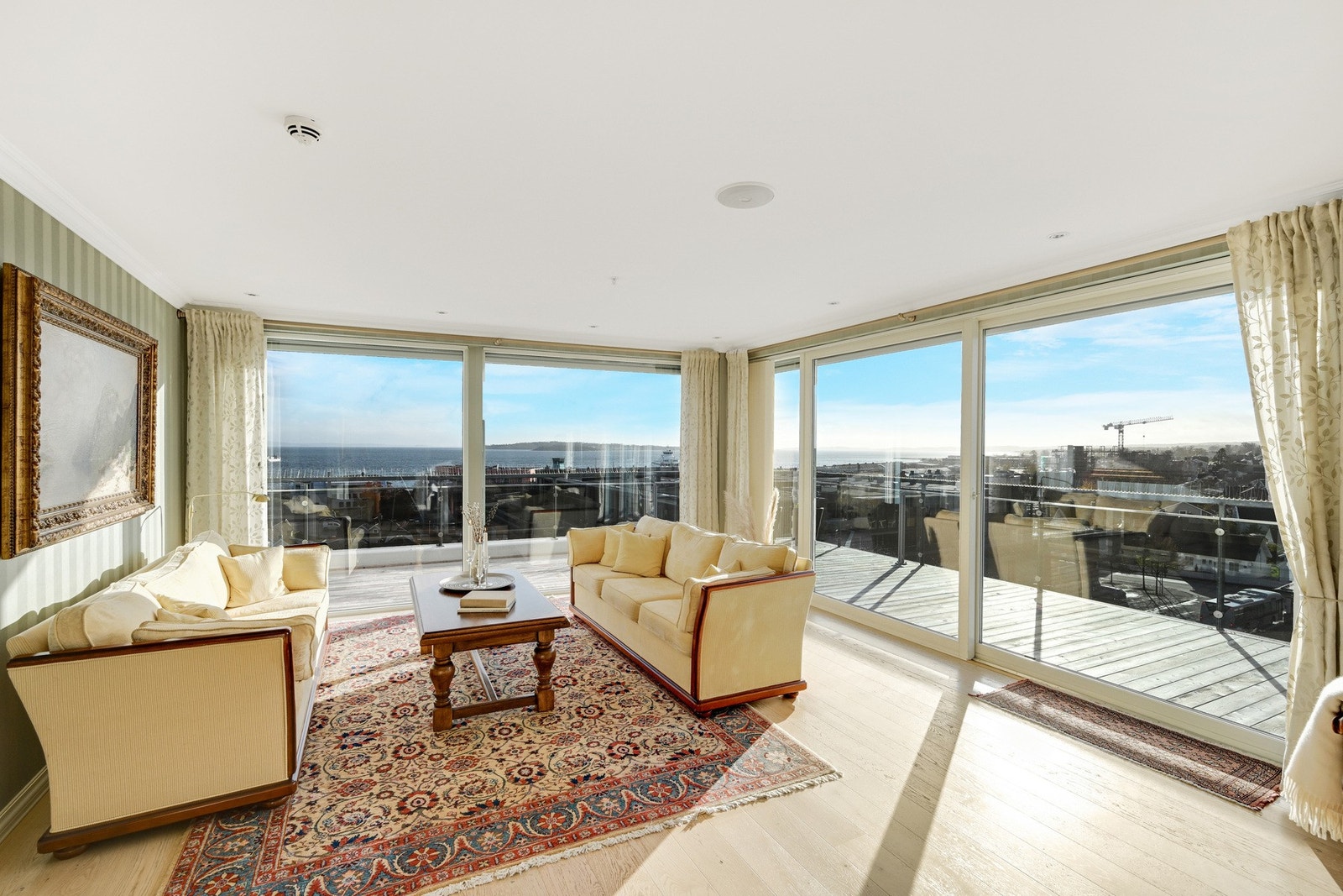 Den praktfulle utsikten går naturligvis igjen inne i leiligheten Galleribilde