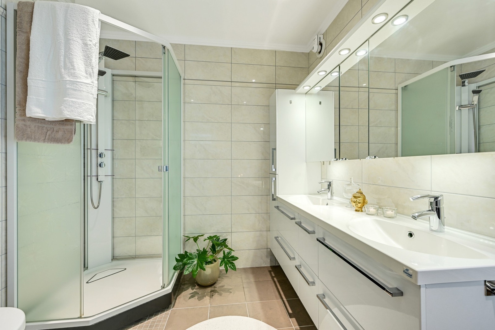 Svært romslig med bla dobbel servant og vegghengt toalett Galleribilde