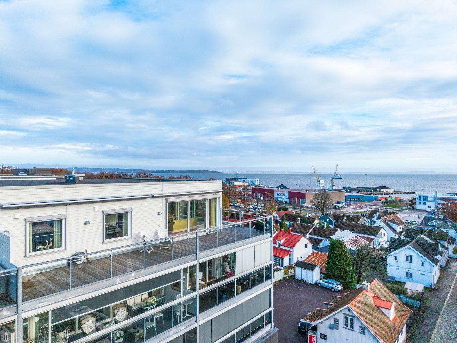 Med terrasser på 7 2kvm rundt leiligheten har man godt med både sol og utsikt Galleribilde