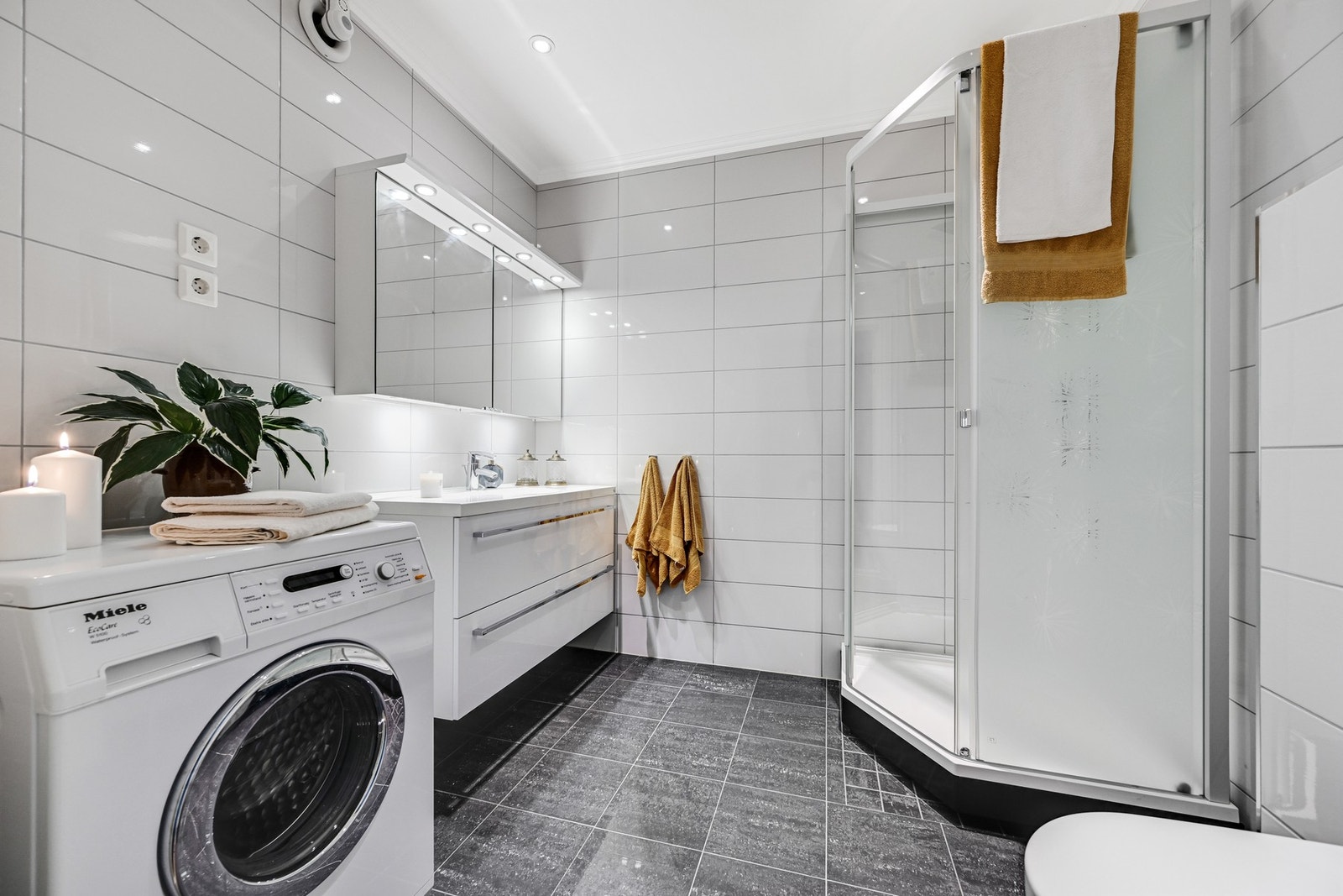 Dette badet har også opplegg for vaskemaskin Galleribilde