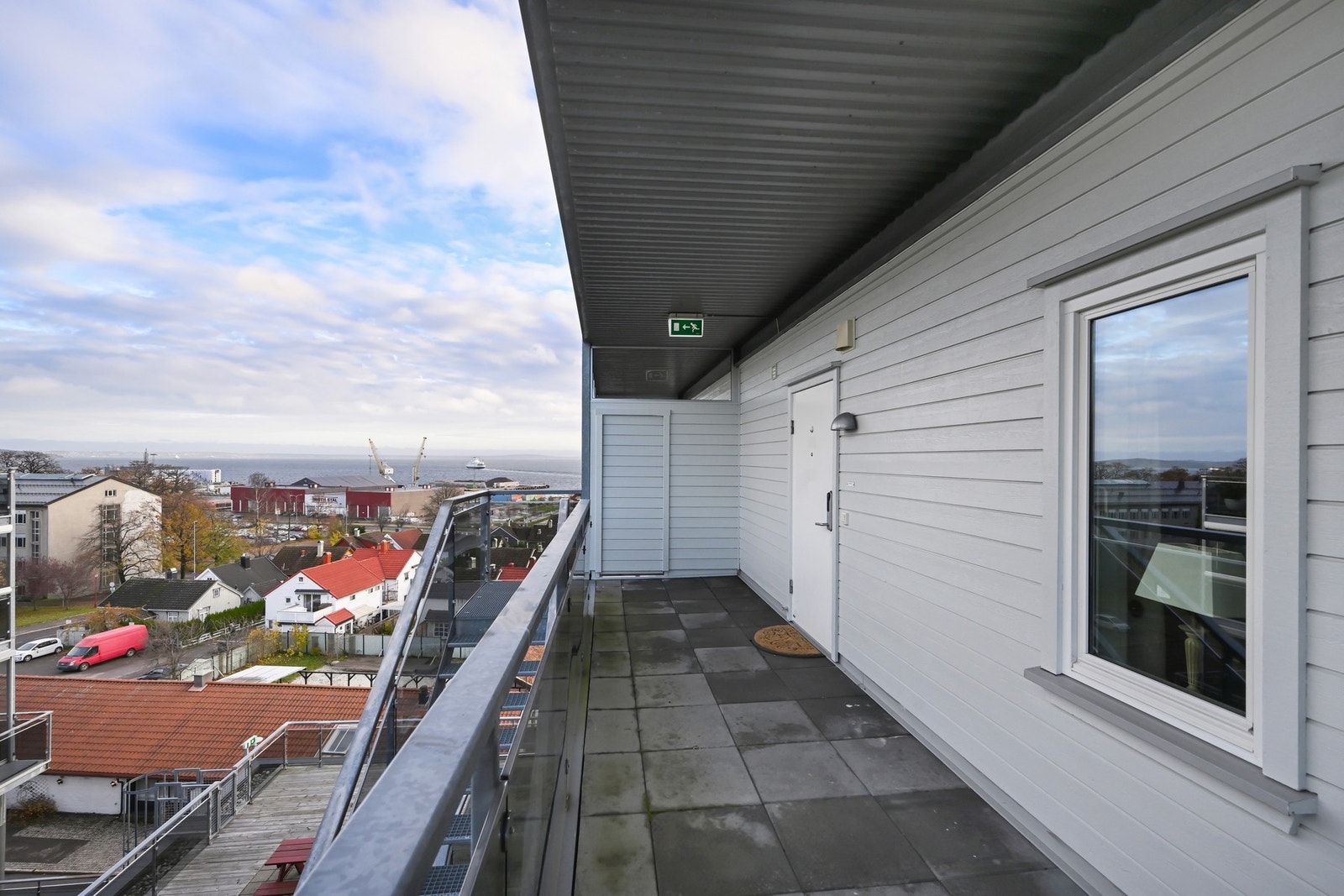 Overbygget svalgang fra heisen og bort til inngangsdøren Galleribilde