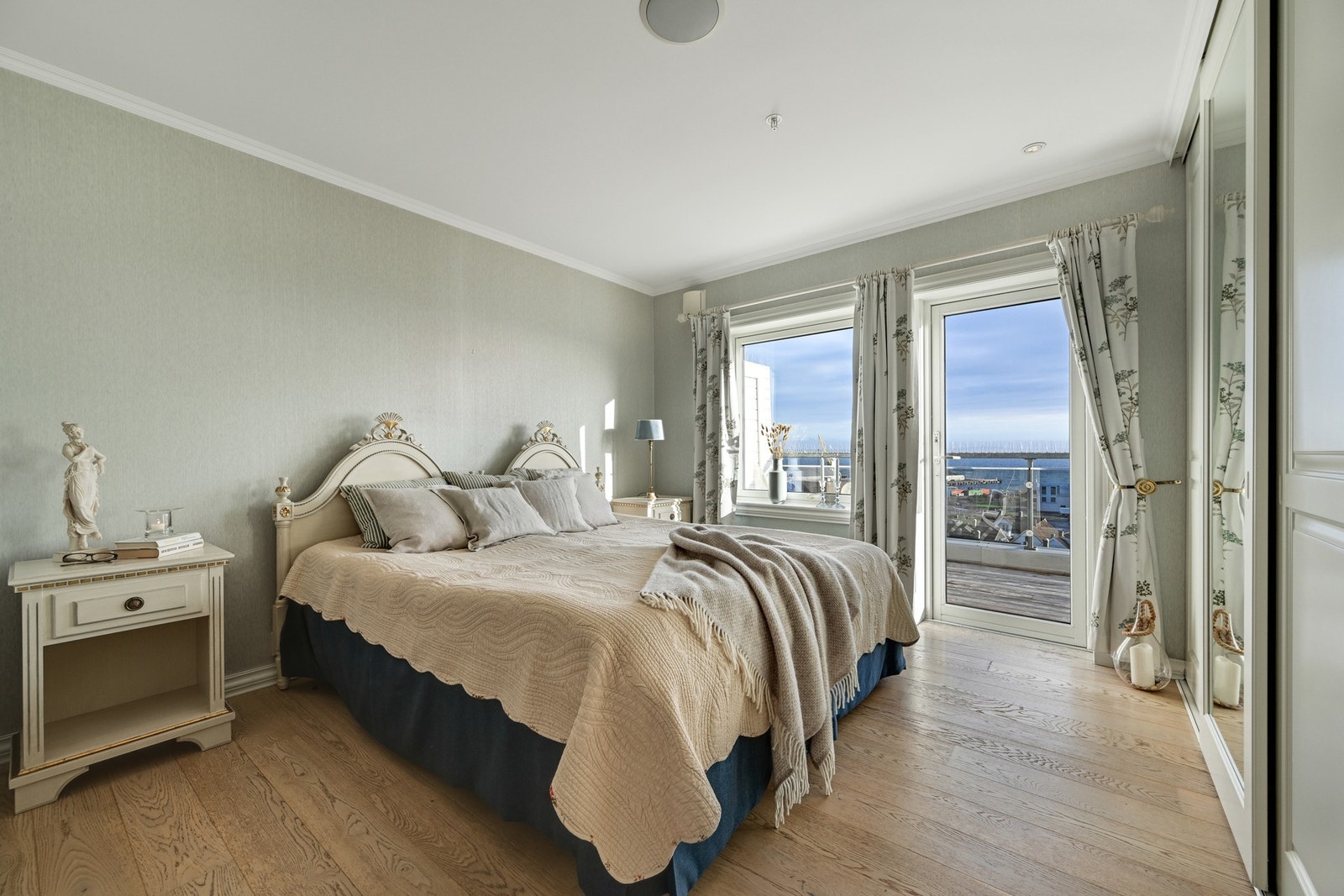 Her ser vi det store hovedsoverommet med utsikt til skipstrafikken fra egen seng Galleribilde