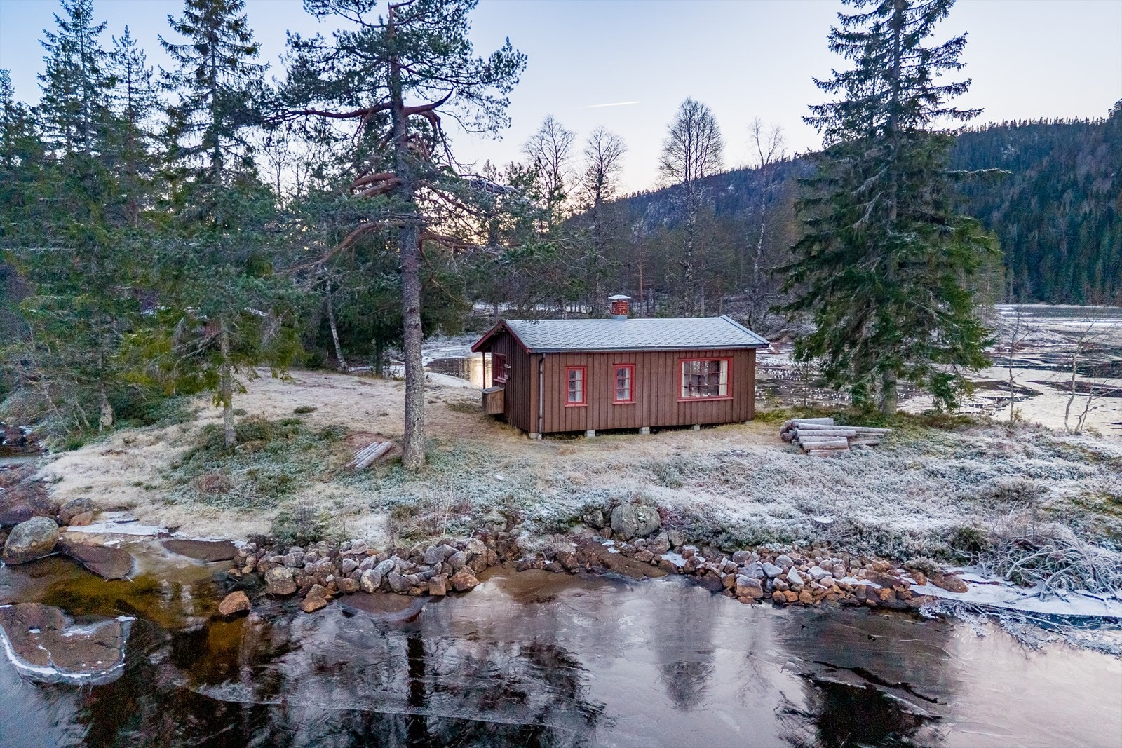 Særdeles idyllisk beliggenhet i vannkanten, med lang vannlinje! Galleribilde