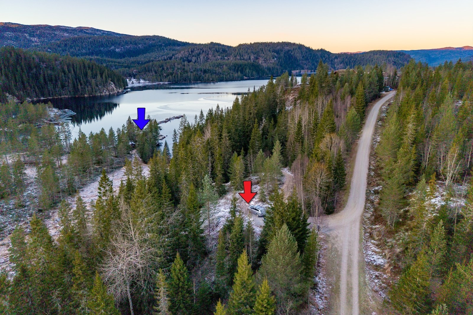 Her ser man avkjørsel og parkeringsplass på toppen av bakken (rød pil) og hytta markert med blå pil. Det er kjørevei ned til hytta, men i dag best egnet til 4-hjulstrekker/høy bil. Galleribilde