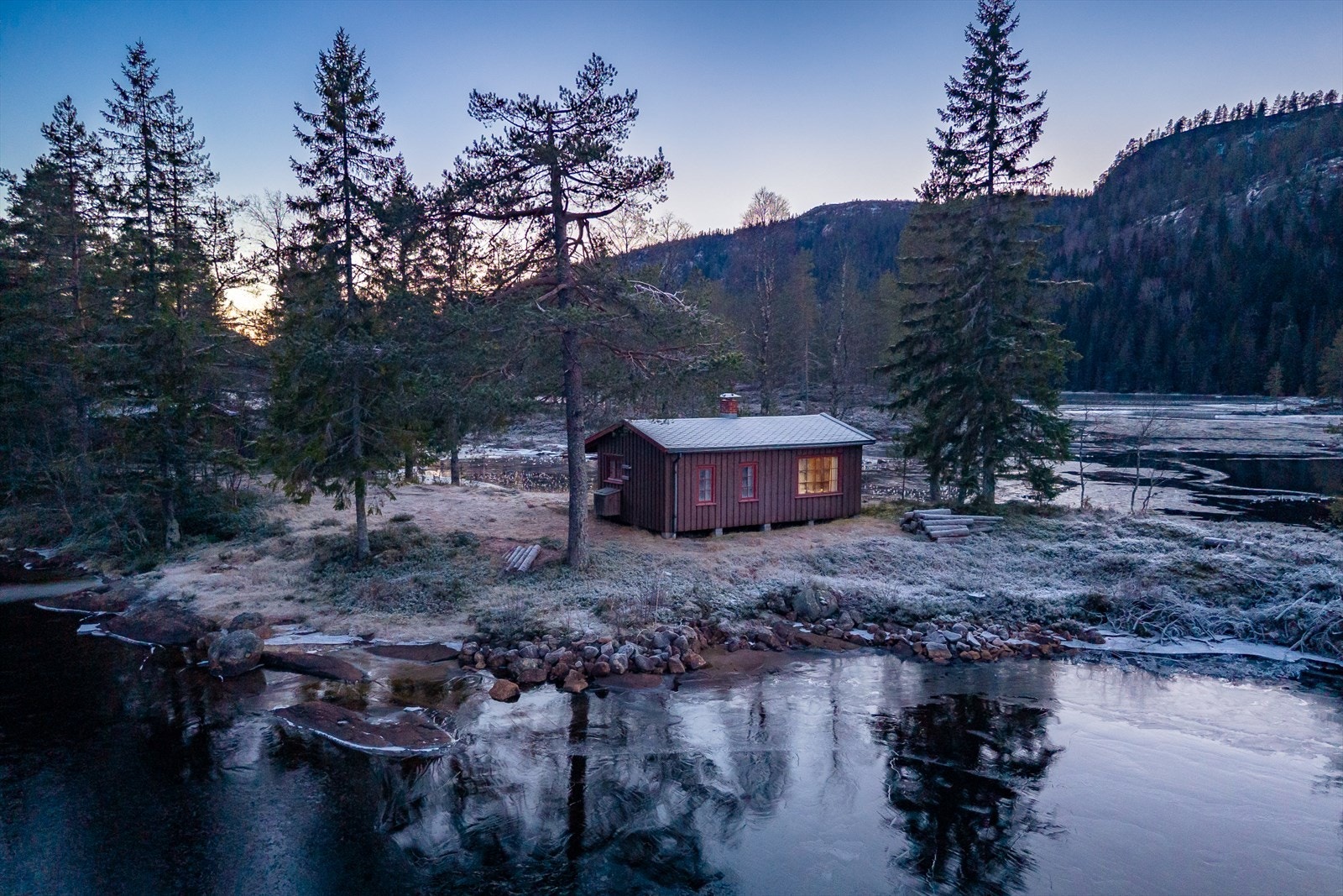 Hytta i den magiske blåtimen! Kan det bli mer idyllisk? Galleribilde