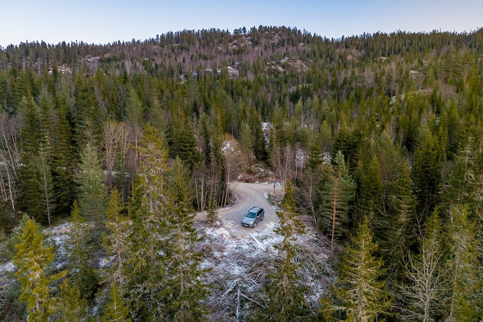 Her er avkjøringen fra Morstølveien, hvor de er rettighet på 2 parkeringsplasser. Galleribilde